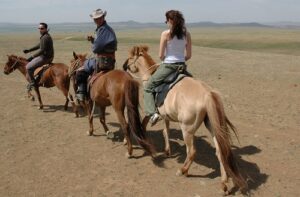 femme européenne chevauchant un cheval mongol